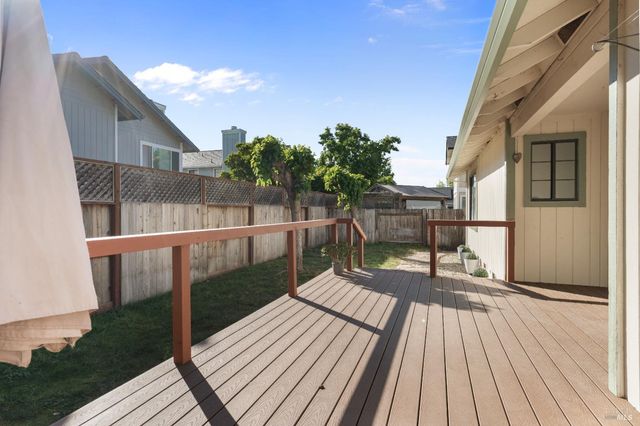 8 Starling Dr, Petaluma, CA 94954