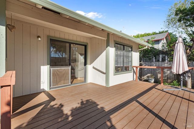 8 Starling Dr, Petaluma, CA 94954