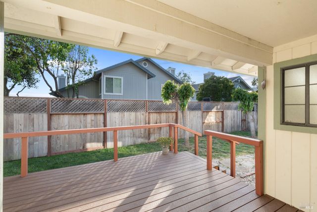 8 Starling Dr, Petaluma, CA 94954