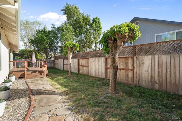 8 Starling Dr, Petaluma, CA 94954