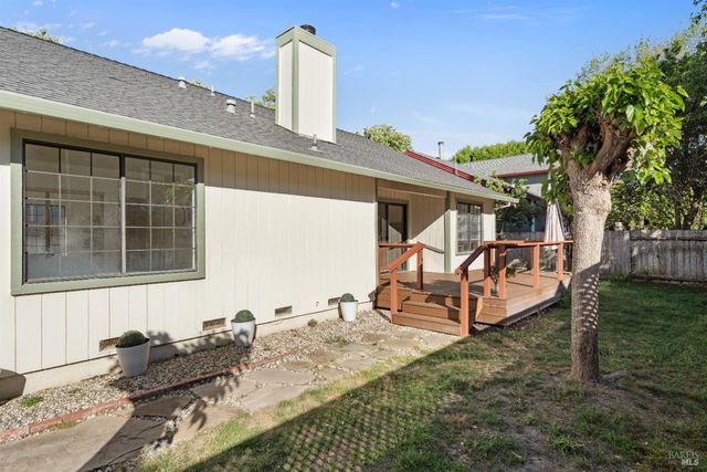 8 Starling Dr, Petaluma, CA 94954