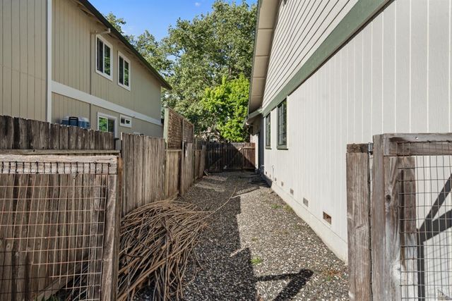 8 Starling Dr, Petaluma, CA 94954