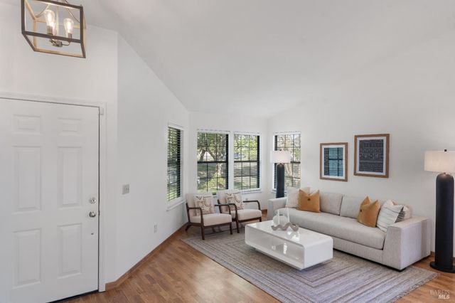 8 Starling Dr, Petaluma, CA 94954