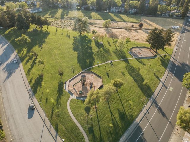 8 Starling Dr, Petaluma, CA 94954