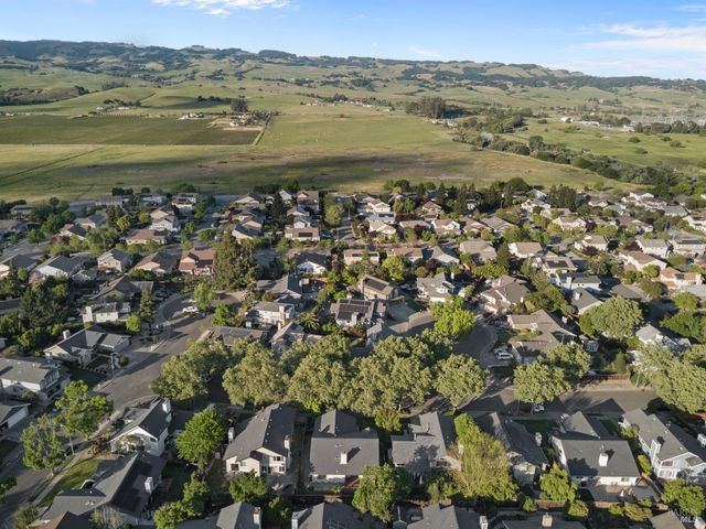 8 Starling Dr, Petaluma, CA 94954