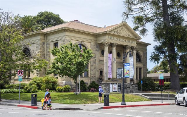 8 Starling Dr, Petaluma, CA 94954