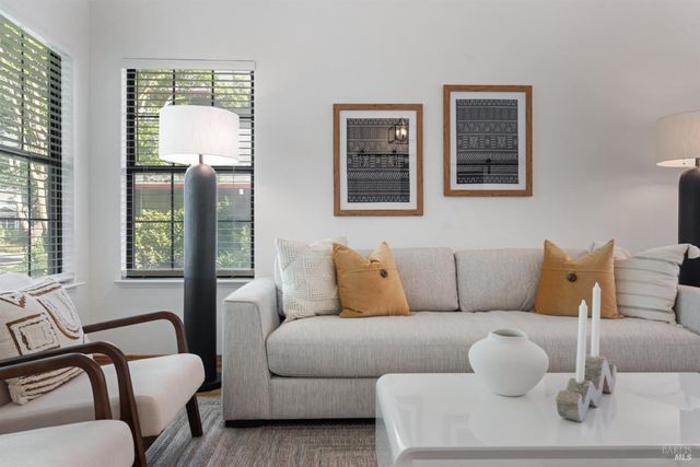 8 Starling Dr, Petaluma, CA 94954