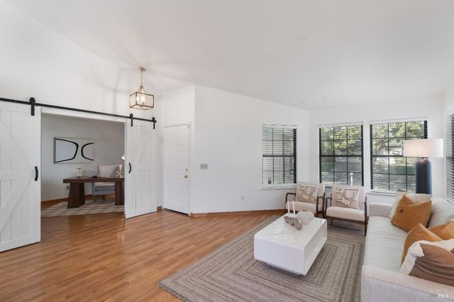 8 Starling Dr, Petaluma, CA 94954