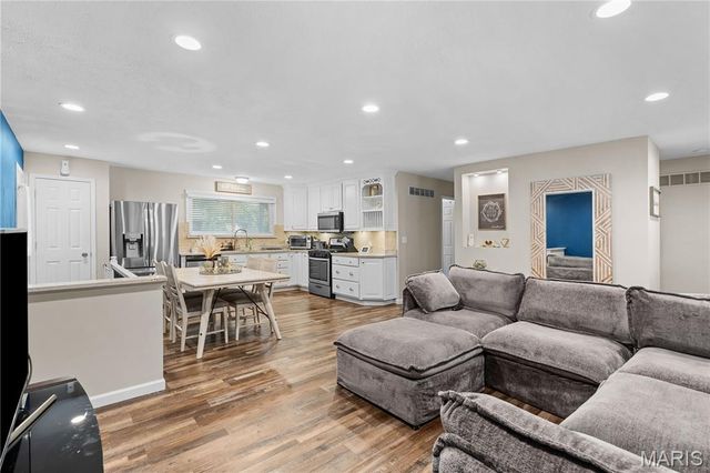 2560 Wedgwood Drive, Florissant, MO 63033