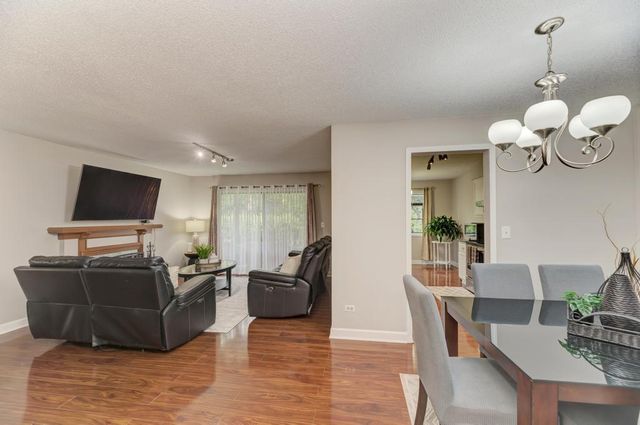 228 Brookside Lane A, Willowbrook, IL 60527