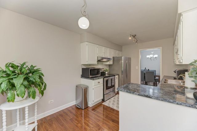 228 Brookside Lane A, Willowbrook, IL 60527