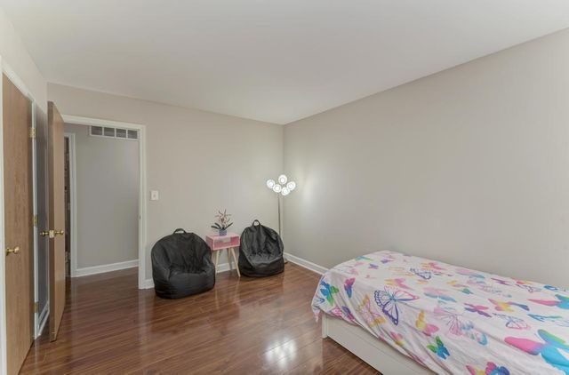 228 Brookside Lane A, Willowbrook, IL 60527