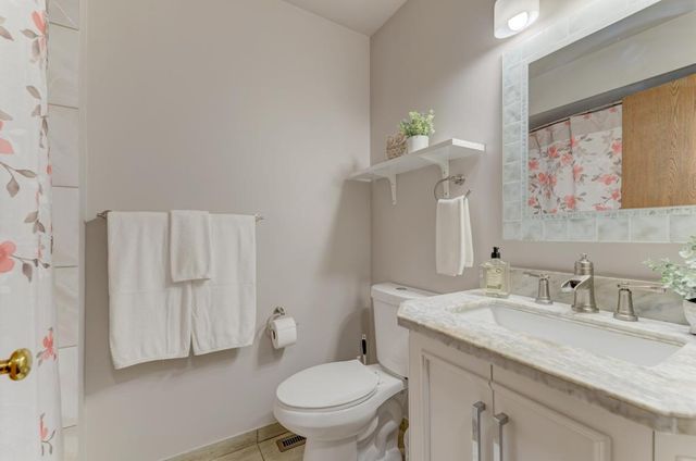228 Brookside Lane A, Willowbrook, IL 60527