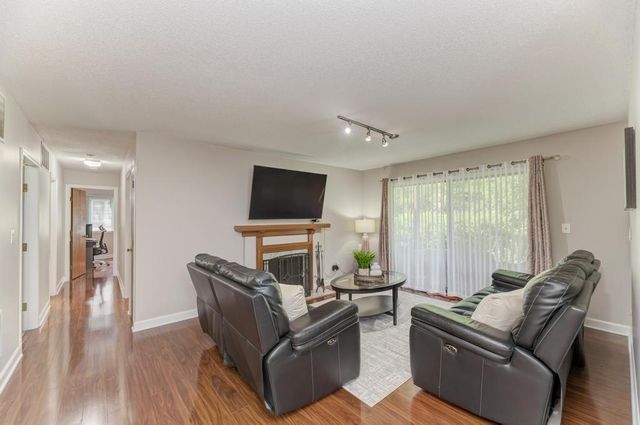 228 Brookside Lane A, Willowbrook, IL 60527