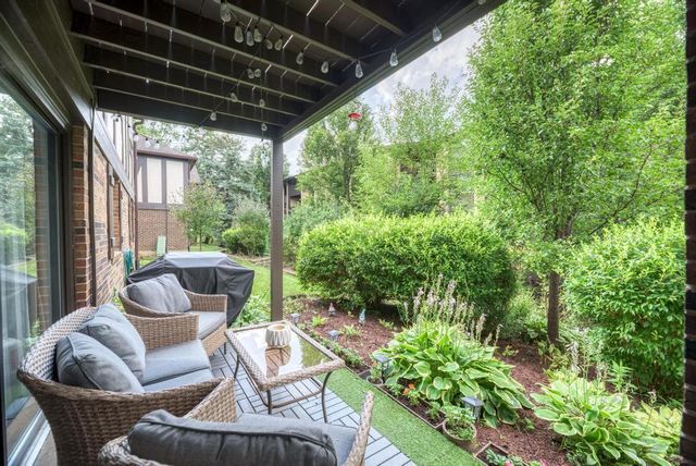 228 Brookside Lane A, Willowbrook, IL 60527