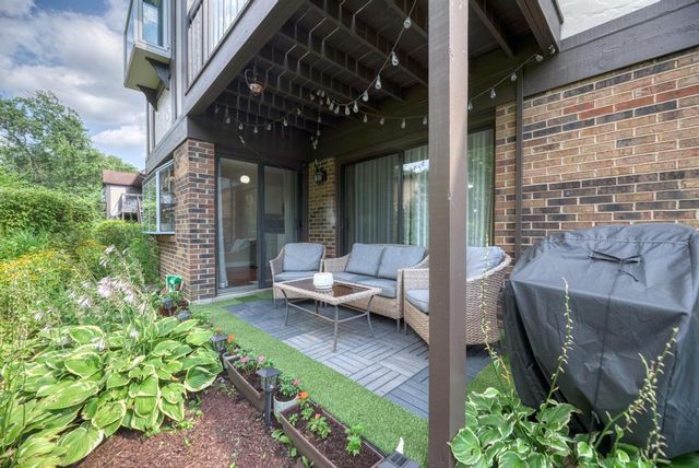 228 Brookside Lane A, Willowbrook, IL 60527