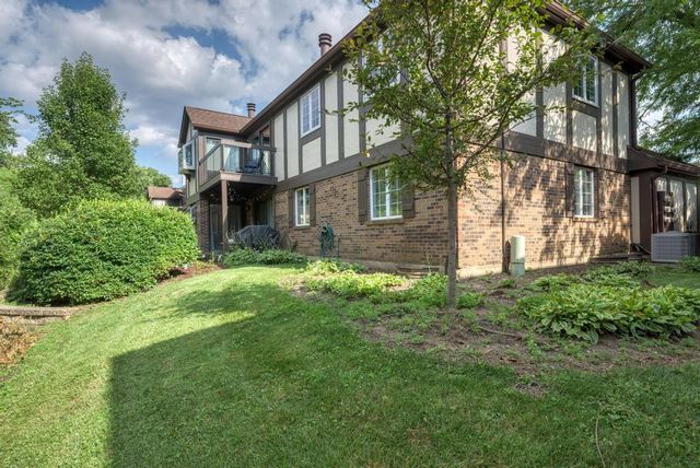 228 Brookside Lane A, Willowbrook, IL 60527