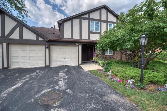 228 Brookside Lane A, Willowbrook, IL 60527