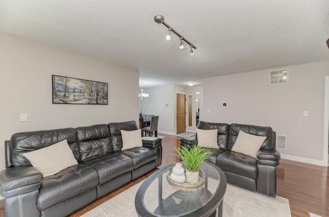228 Brookside Lane A, Willowbrook, IL 60527