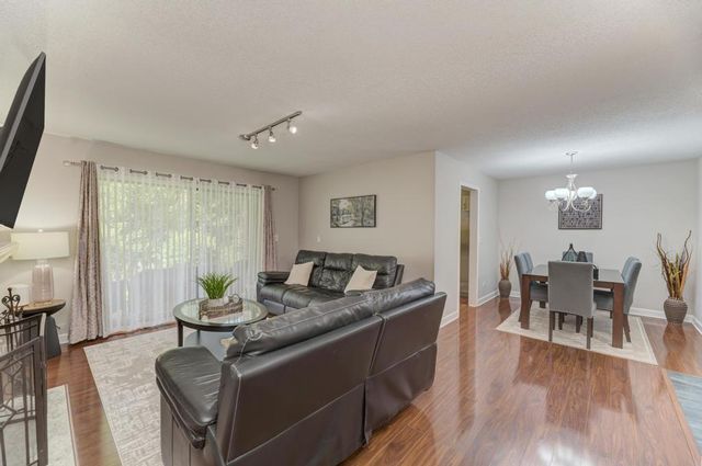 228 Brookside Lane A, Willowbrook, IL 60527