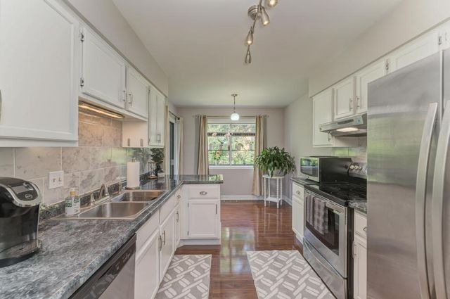 228 Brookside Lane A, Willowbrook, IL 60527