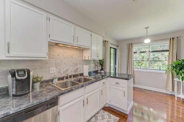 228 Brookside Lane A, Willowbrook, IL 60527