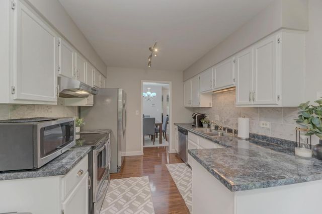 228 Brookside Lane A, Willowbrook, IL 60527