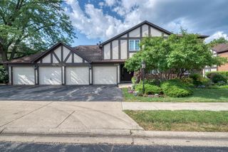 228 Brookside Lane A, Willowbrook, IL 60527