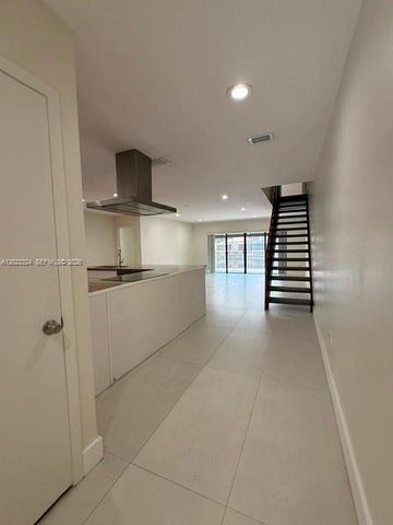 8304 Dundee Ter, Miami Lakes, FL 33016