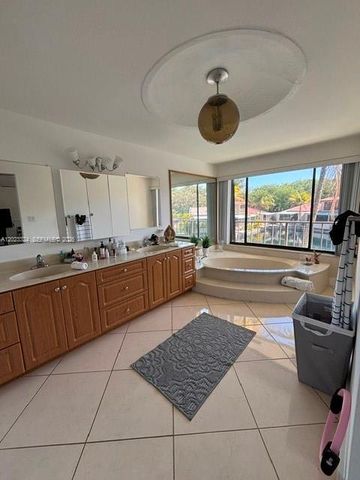 8304 Dundee Ter, Miami Lakes, FL 33016