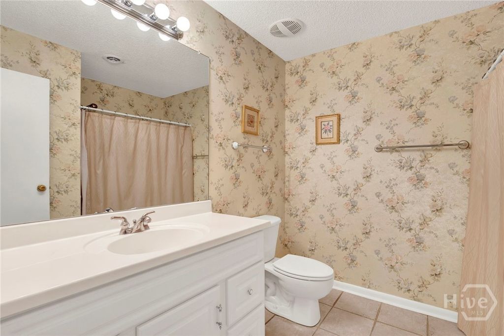 Image 13 of property listing at 455 Mall Boulevard 6, Savannah, GA 31406