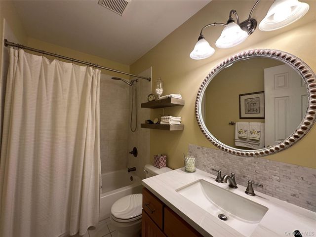 33 Daremy Circle, Medford, NY 11763