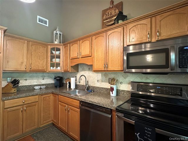 33 Daremy Circle, Medford, NY 11763
