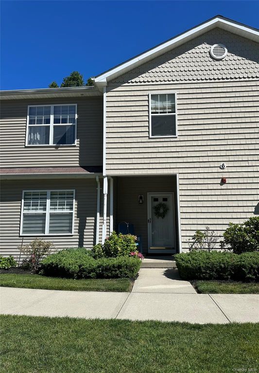 33 Daremy Circle, Medford, NY 11763