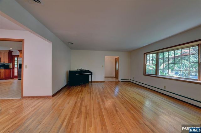 34 Knoll Road, Wayne, NJ 07470