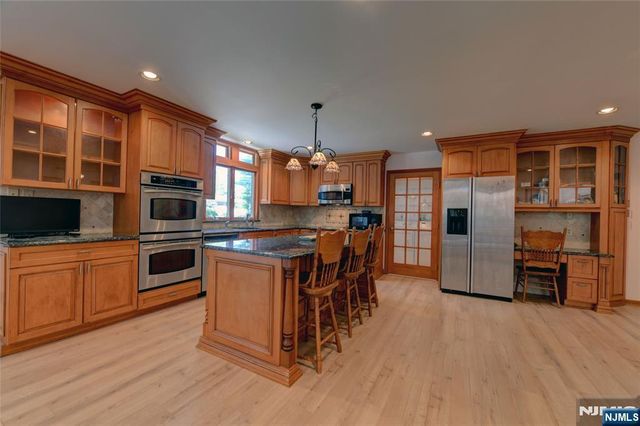 34 Knoll Road, Wayne, NJ 07470