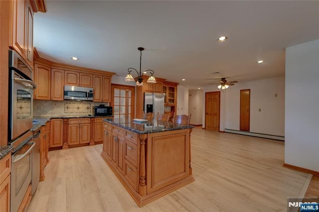 34 Knoll Road, Wayne, NJ 07470