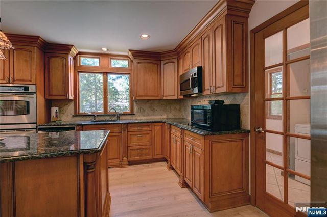 34 Knoll Road, Wayne, NJ 07470