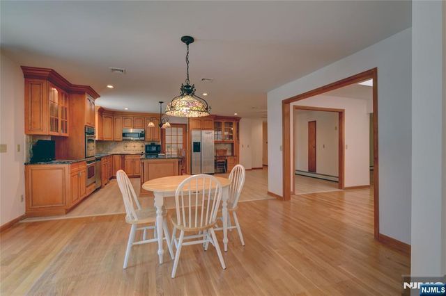 34 Knoll Road, Wayne, NJ 07470