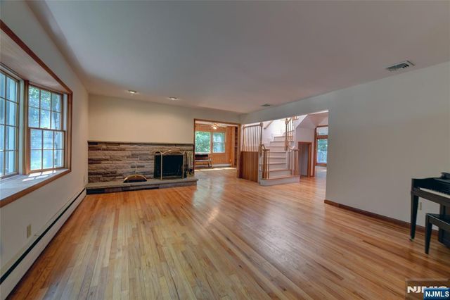 34 Knoll Road, Wayne, NJ 07470