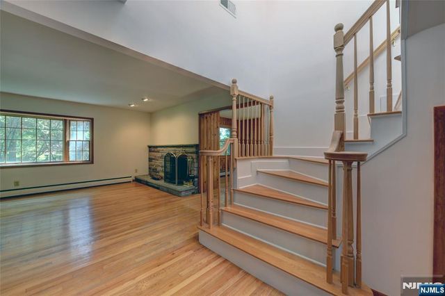 34 Knoll Road, Wayne, NJ 07470