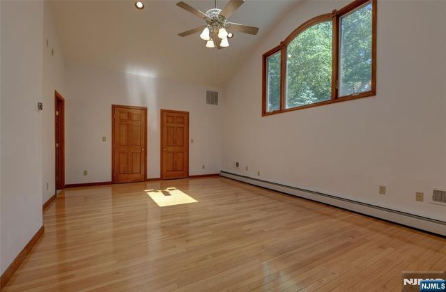 34 Knoll Road, Wayne, NJ 07470