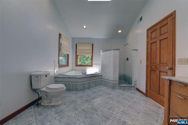34 Knoll Road, Wayne, NJ 07470