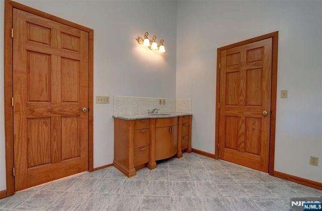 34 Knoll Road, Wayne, NJ 07470