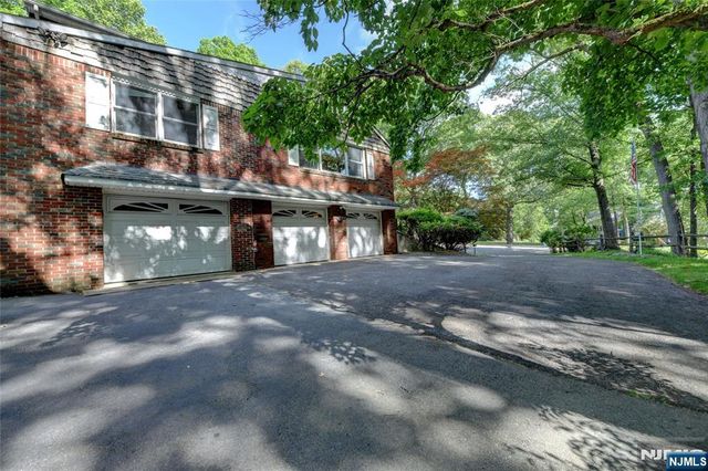 34 Knoll Road, Wayne, NJ 07470