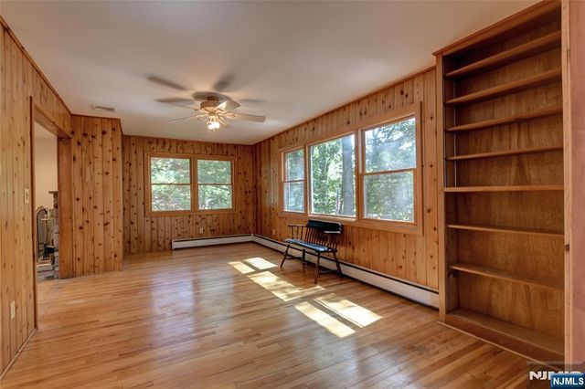 34 Knoll Road, Wayne, NJ 07470