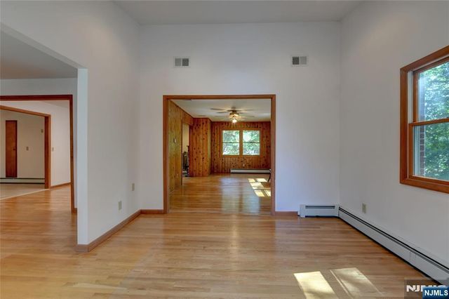 34 Knoll Road, Wayne, NJ 07470