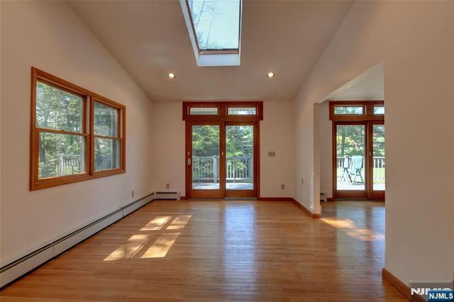 34 Knoll Road, Wayne, NJ 07470