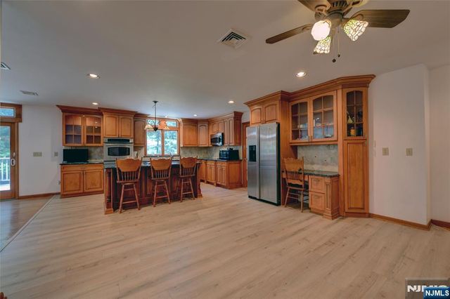 34 Knoll Road, Wayne, NJ 07470
