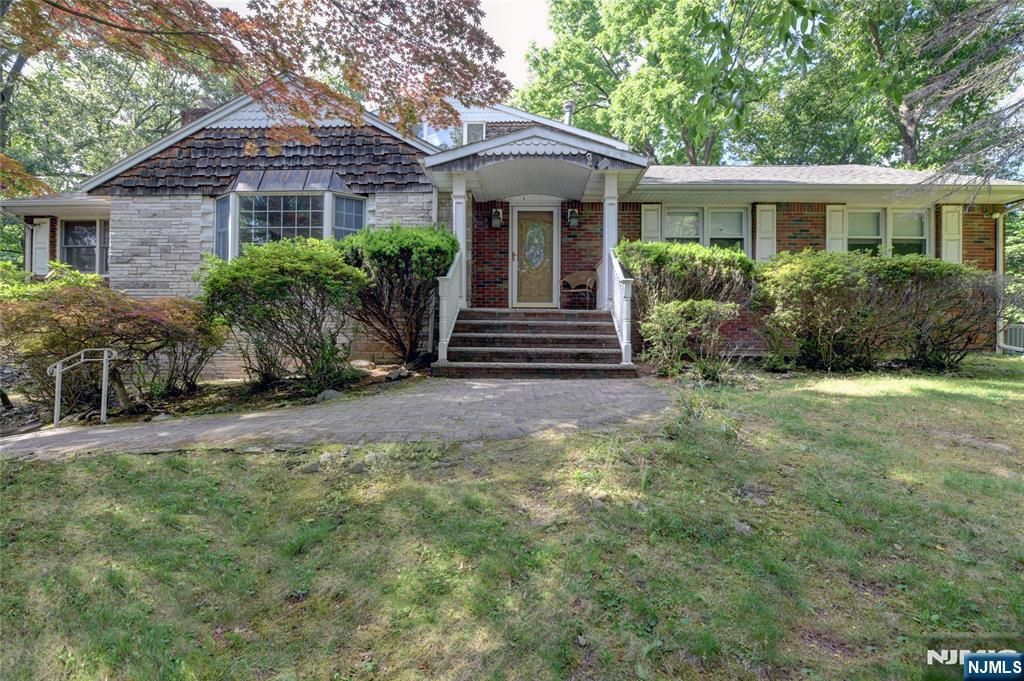 34 Knoll Road, Wayne, NJ 07470